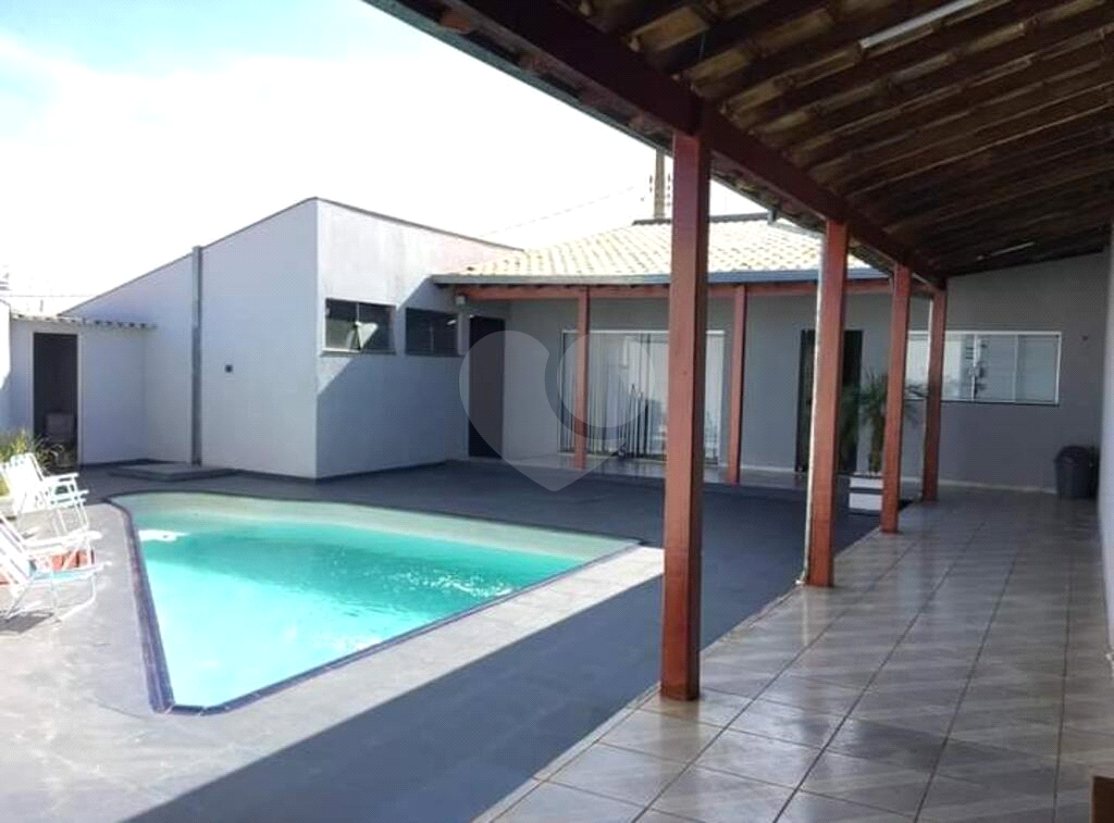 Casa à venda com 3 quartos, 255m² - Foto 1