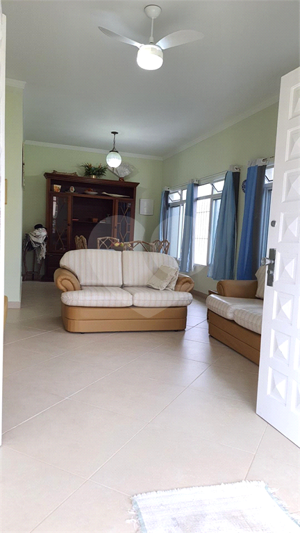 Maravilhosa casa de esquina com 300m² localizada no Balneário Flórida