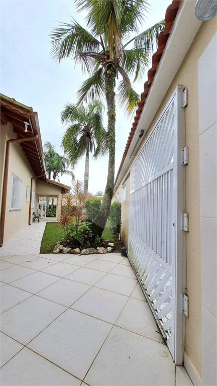 Maravilhosa casa de esquina com 300m² localizada no Balneário Flórida