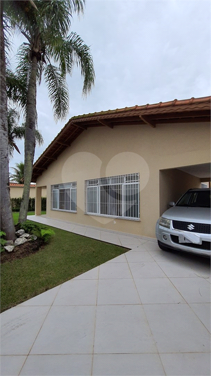 Maravilhosa casa de esquina com 300m² localizada no Balneário Flórida