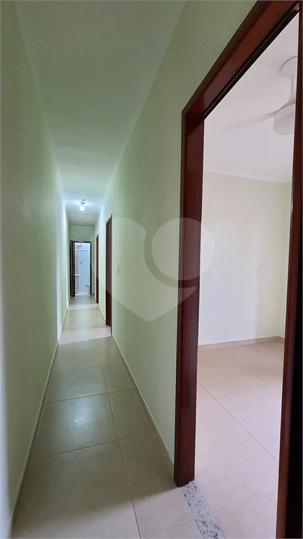 Maravilhosa casa de esquina com 300m² localizada no Balneário Flórida