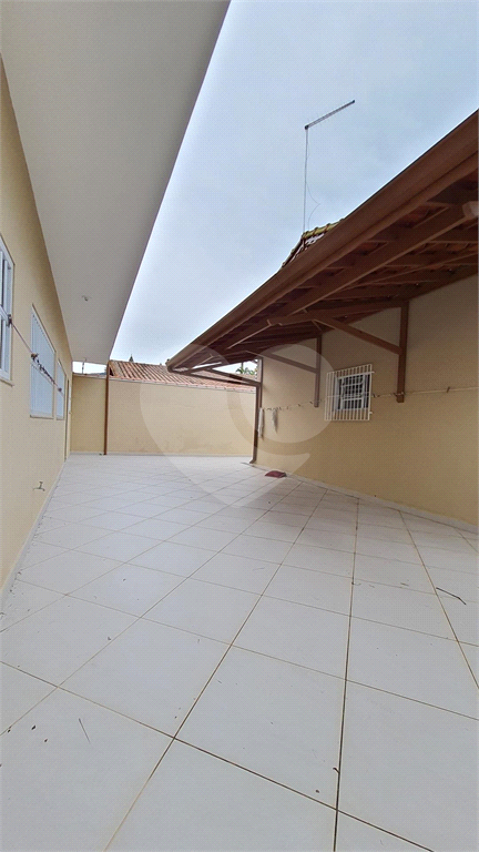 Maravilhosa casa de esquina com 300m² localizada no Balneário Flórida