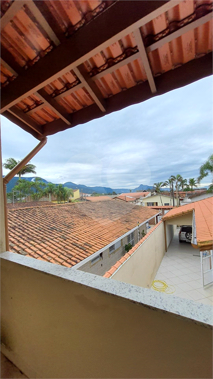 Maravilhosa casa de esquina com 300m² localizada no Balneário Flórida