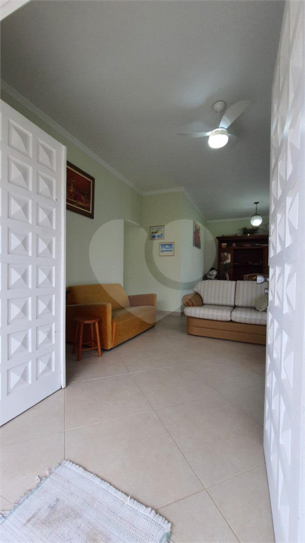 Maravilhosa casa de esquina com 300m² localizada no Balneário Flórida