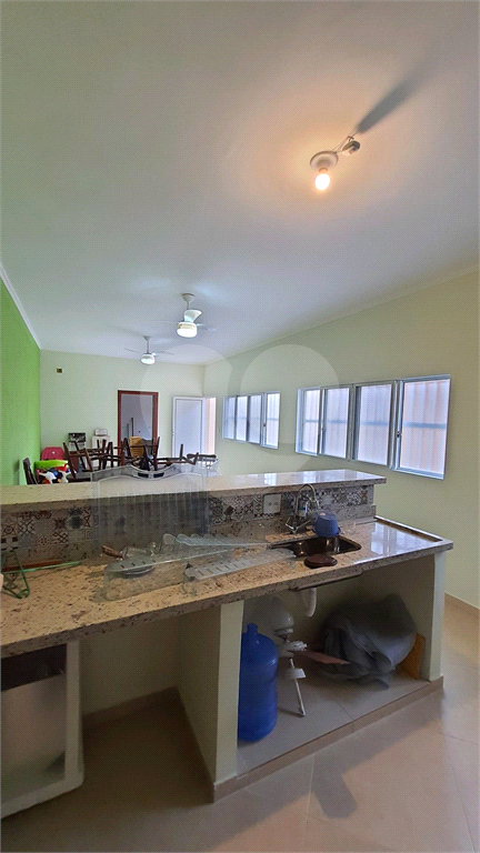 Maravilhosa casa de esquina com 300m² localizada no Balneário Flórida