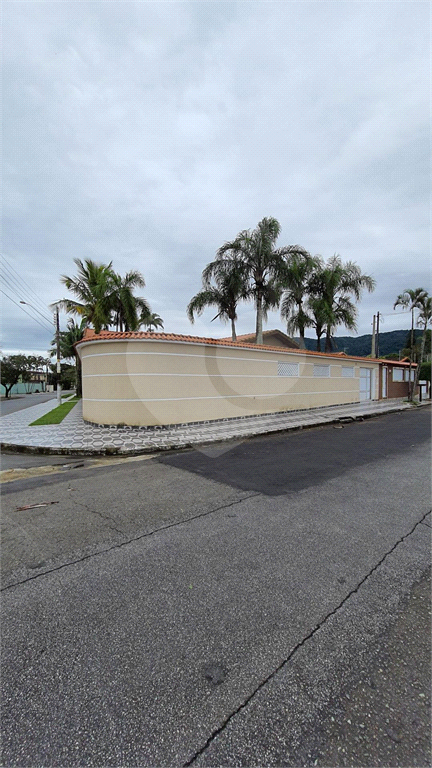 Maravilhosa casa de esquina com 300m² localizada no Balneário Flórida