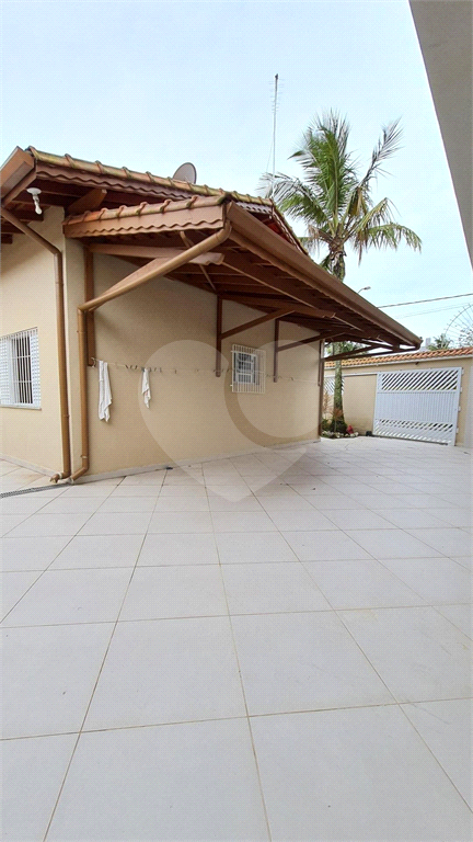 Maravilhosa casa de esquina com 300m² localizada no Balneário Flórida