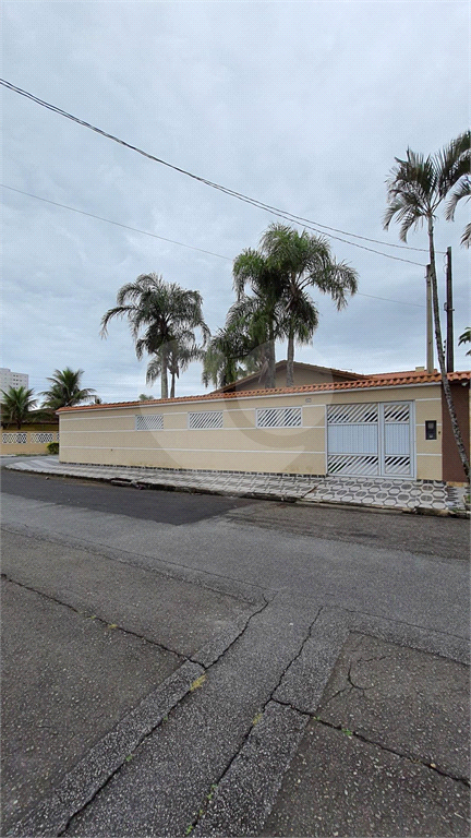 Maravilhosa casa de esquina com 300m² localizada no Balneário Flórida