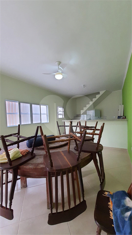 Maravilhosa casa de esquina com 300m² localizada no Balneário Flórida