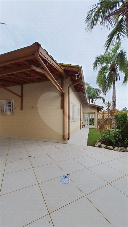 Maravilhosa casa de esquina com 300m² localizada no Balneário Flórida