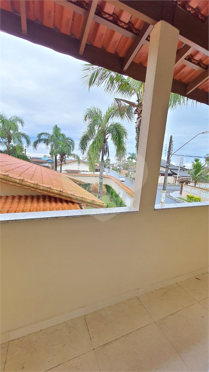 Maravilhosa casa de esquina com 300m² localizada no Balneário Flórida