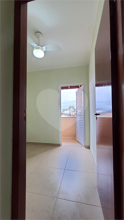 Maravilhosa casa de esquina com 300m² localizada no Balneário Flórida