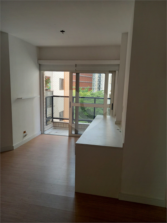 Apartamento no coração da Vila Olímpia, 76m², 3 dorms, 1 suíte, 3 banheiros, 1 vaga.