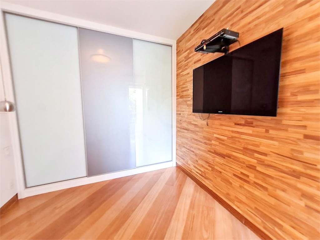 Apartamento à venda ou locação, com 3 dorms, 1 suíte e 2 vagas de garagem em Pompéia!