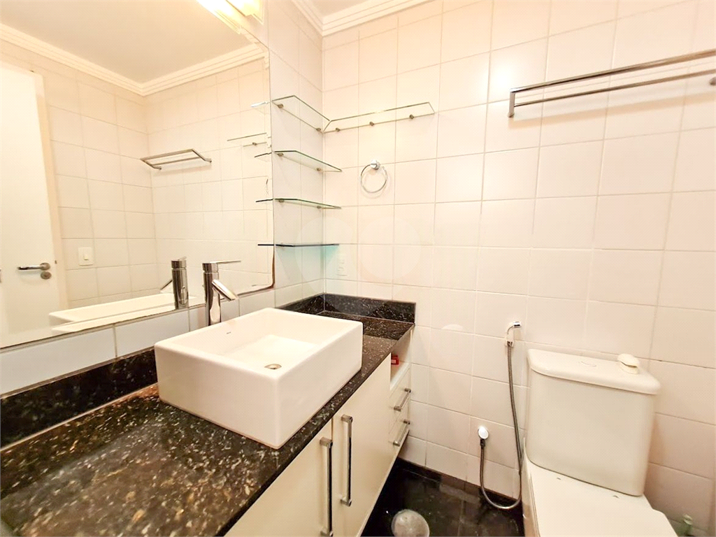 Apartamento à venda ou locação, com 3 dorms, 1 suíte e 2 vagas de garagem em Pompéia!