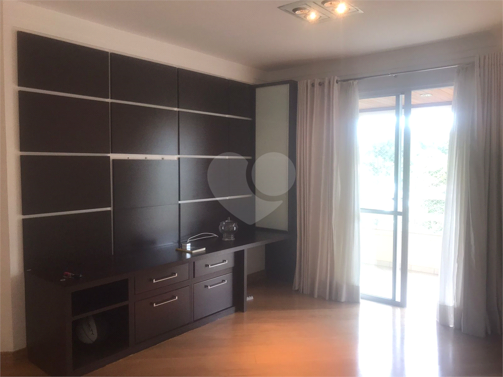 Apartamento à venda ou locação, com 3 dorms, 1 suíte e 2 vagas de garagem em Pompéia!
