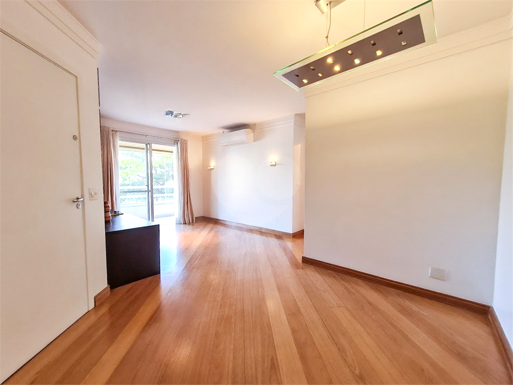 Apartamento à venda ou locação, com 3 dorms, 1 suíte e 2 vagas de garagem em Pompéia!
