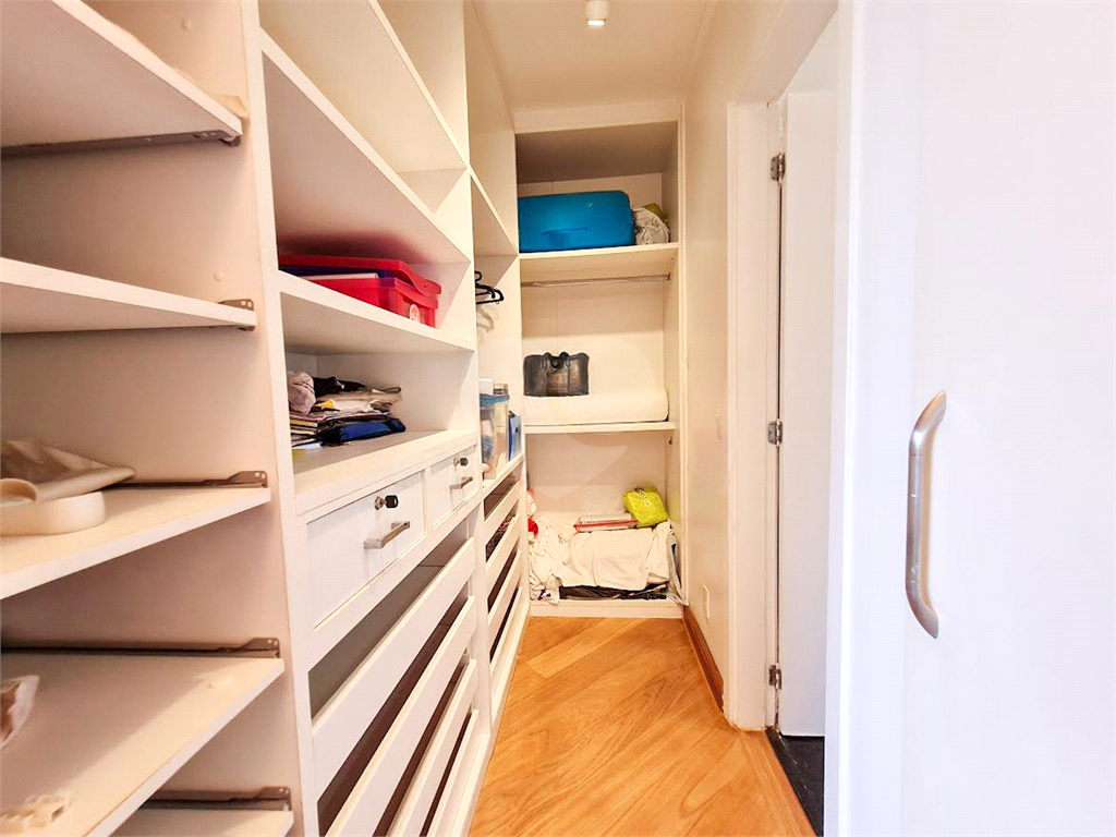 Apartamento à venda ou locação, com 3 dorms, 1 suíte e 2 vagas de garagem em Pompéia!