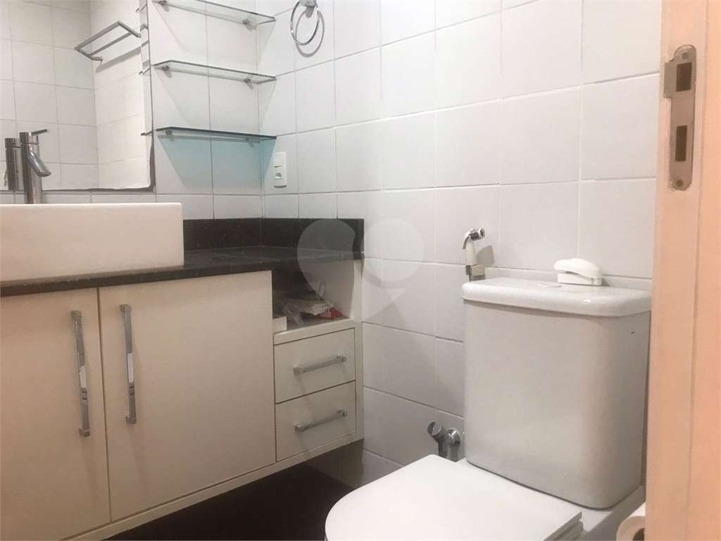 Apartamento à venda ou locação, com 3 dorms, 1 suíte e 2 vagas de garagem em Pompéia!