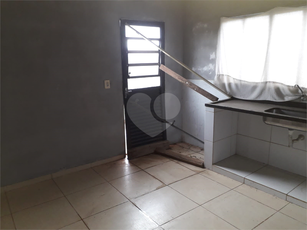 Terreno   com   443   metros –   Casa   de  45  metros –   1 dorm – banheiro – sala - 1 vaga 