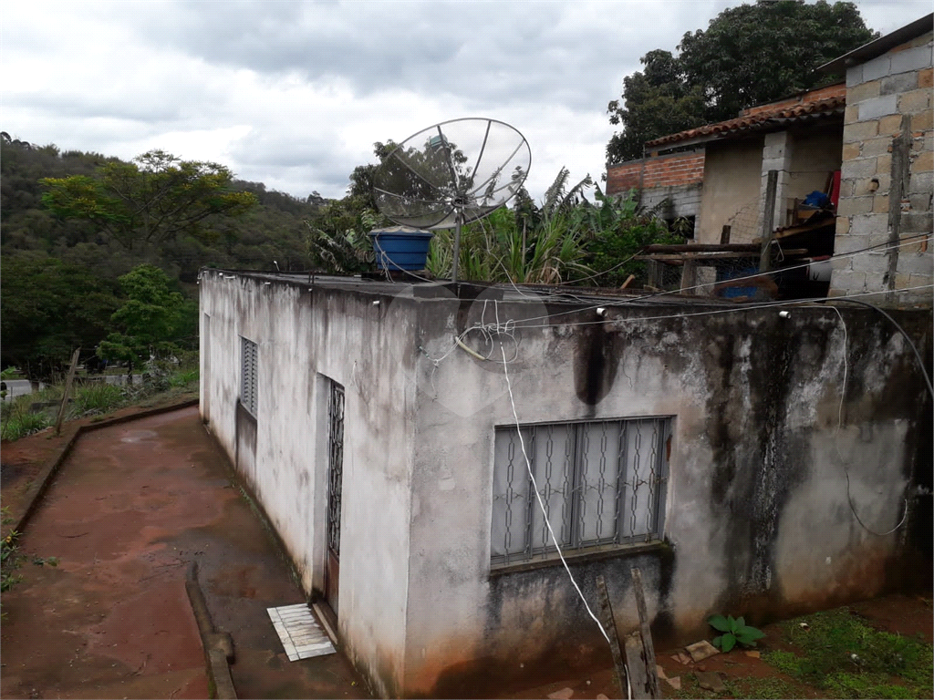 Terreno   com   443   metros –   Casa   de  45  metros –   1 dorm – banheiro – sala - 1 vaga 