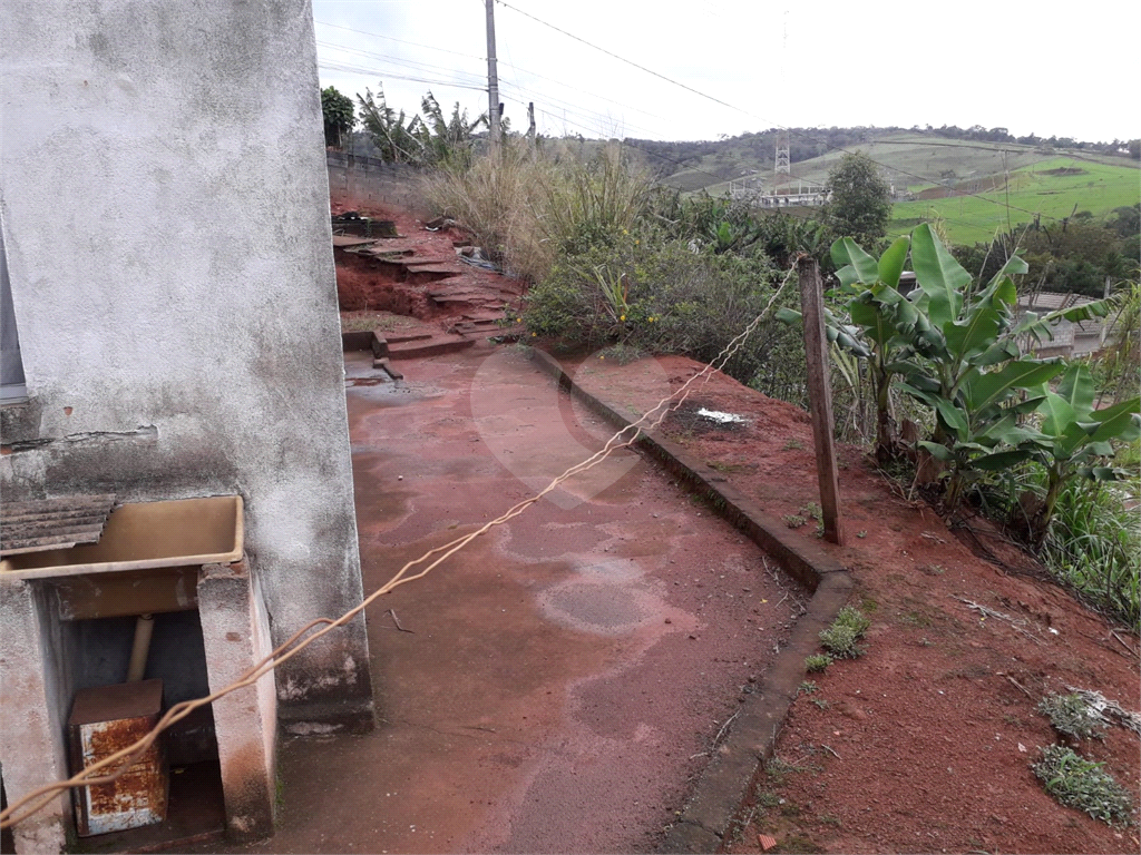 Terreno   com   443   metros –   Casa   de  45  metros –   1 dorm – banheiro – sala - 1 vaga 