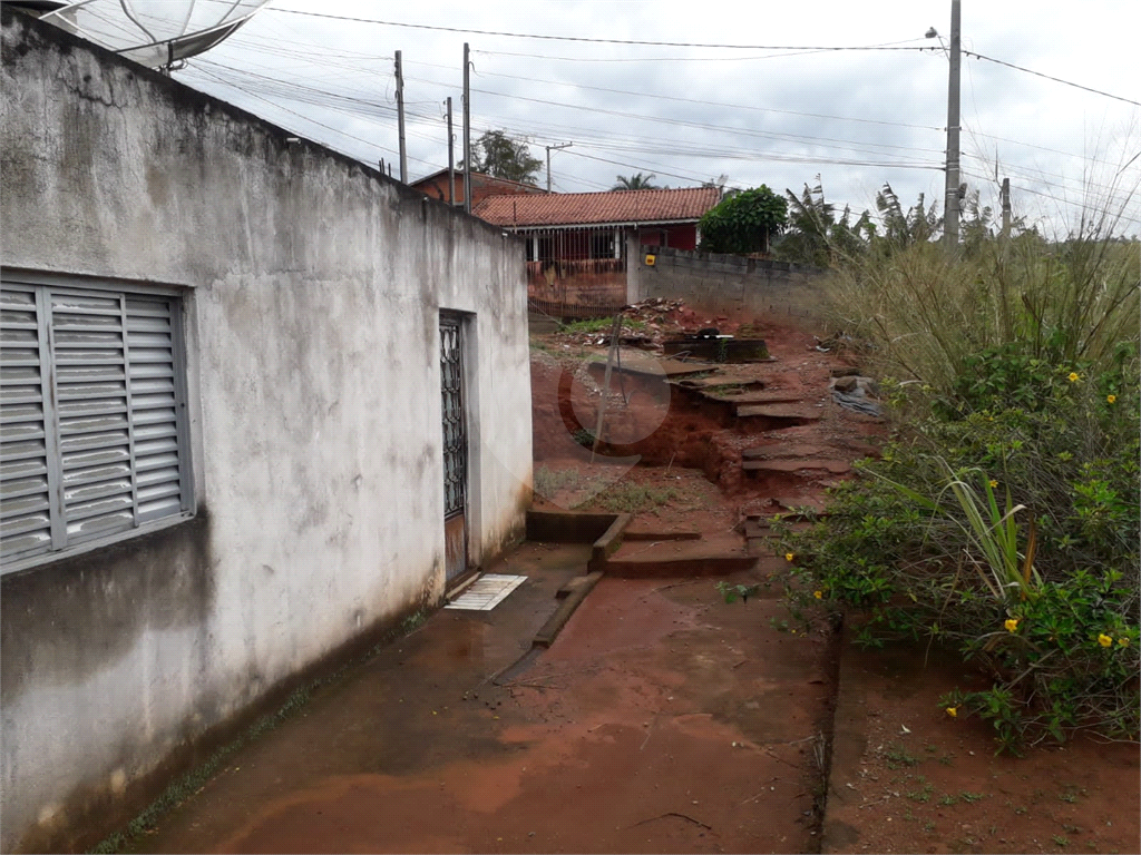 Terreno   com   443   metros –   Casa   de  45  metros –   1 dorm – banheiro – sala - 1 vaga 