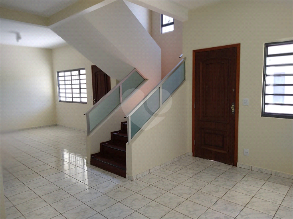 Sobrado à venda com 3 quartos, 290m² - Foto 1