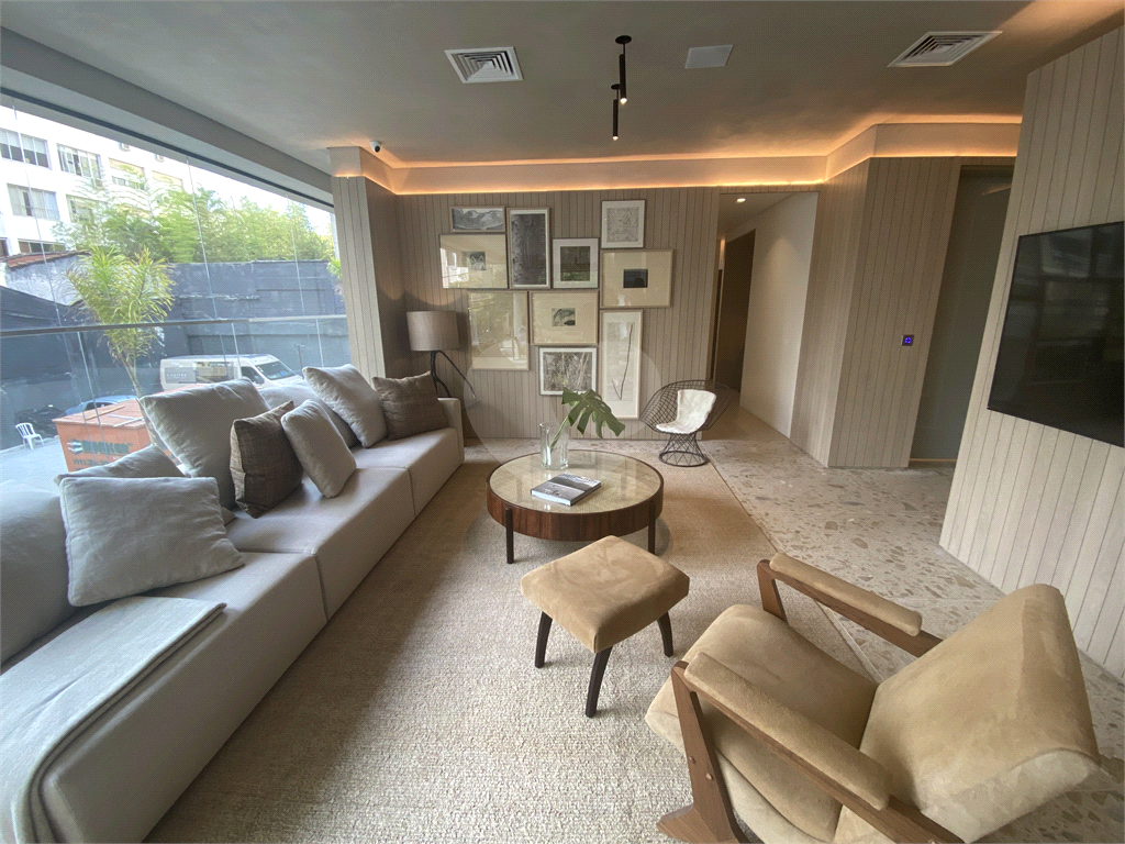 Apartamento  à venda no JARDIM PAULISTA com 145 m²