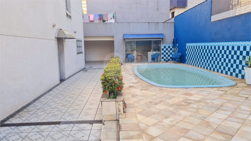Casa à venda na Praia Grande 200m² com 4 quartos e 6 vagas na Aviação.