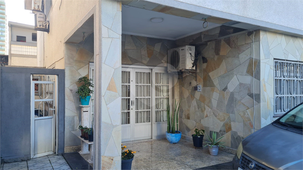 Casa à venda na Praia Grande 200m² com 4 quartos e 6 vagas na Aviação.