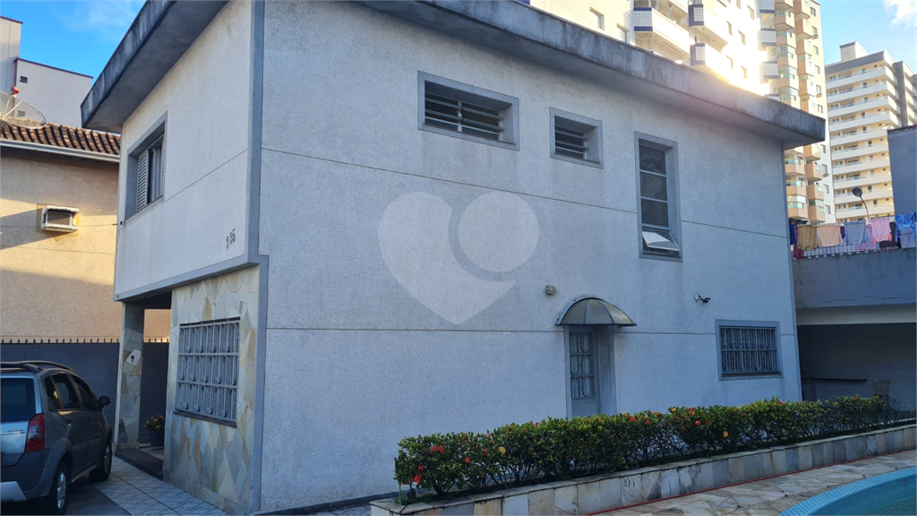 Casa à venda na Praia Grande 200m² com 4 quartos e 6 vagas na Aviação.