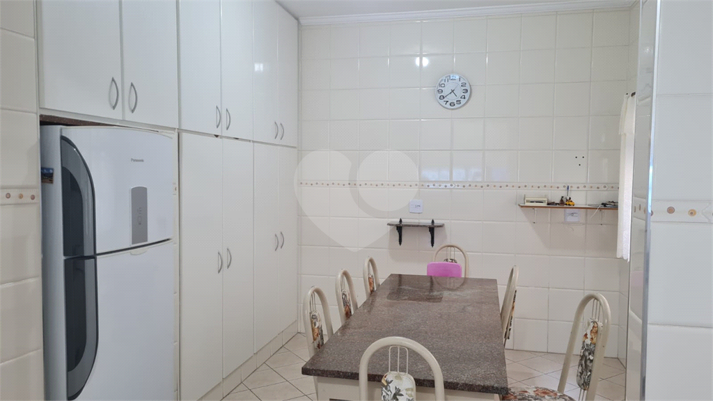 Casa à venda na Praia Grande 200m² com 4 quartos e 6 vagas na Aviação.