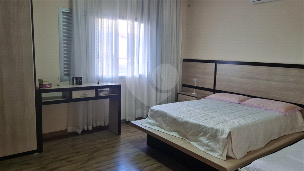 Casa à venda na Praia Grande 200m² com 4 quartos e 6 vagas na Aviação.