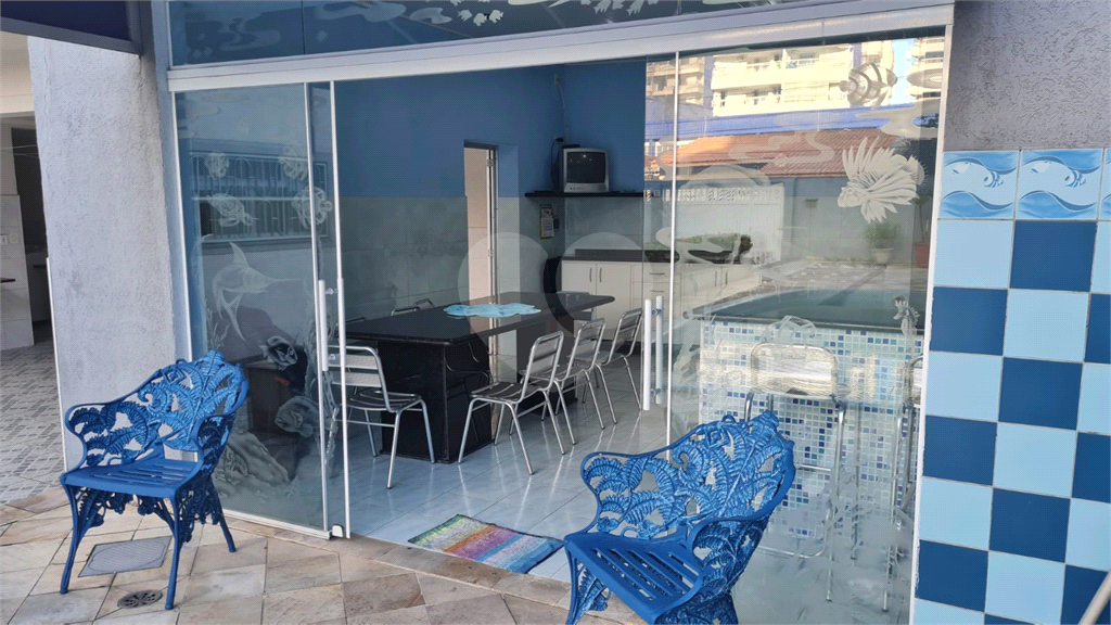 Casa à venda na Praia Grande 200m² com 4 quartos e 6 vagas na Aviação.