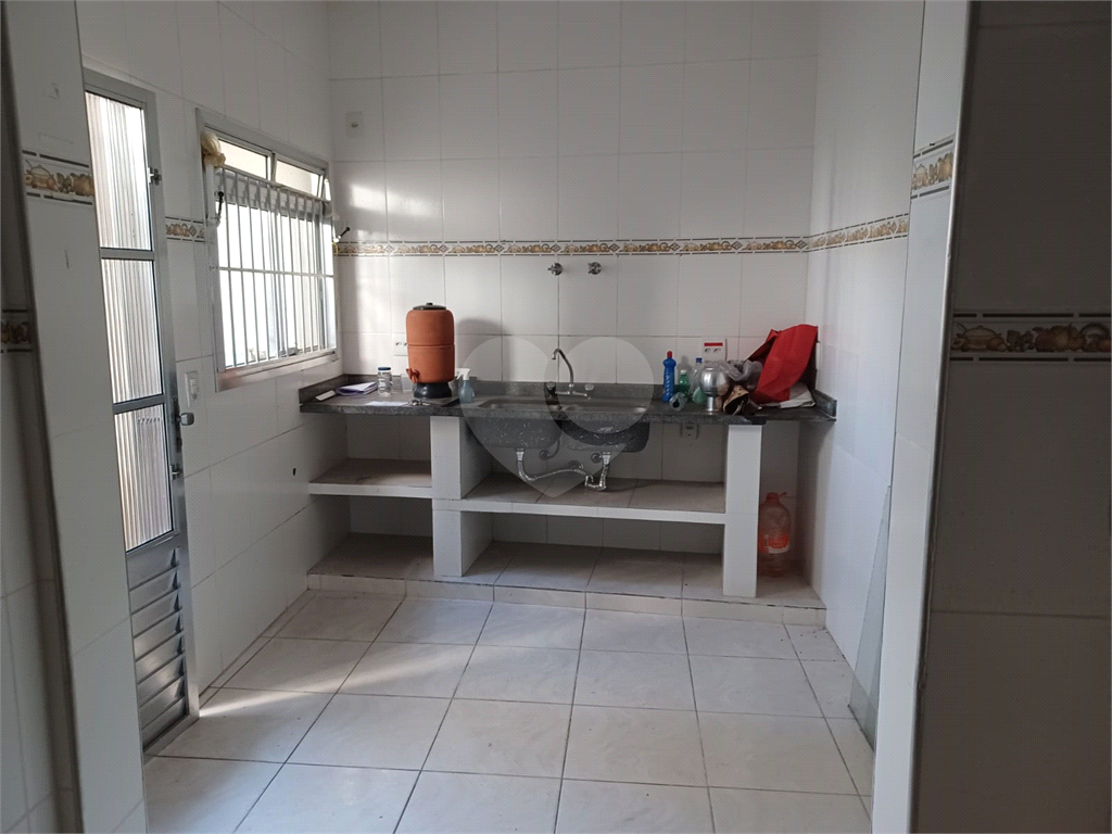 Casa, ótima localização, 02 dormitórios , 2 banheiros, quintal, lavanderia e vaga de garagem