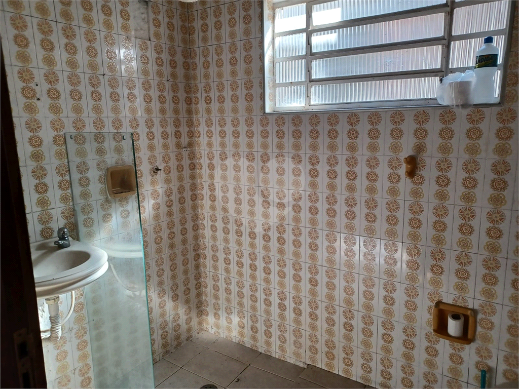Casa, ótima localização, 02 dormitórios , 2 banheiros, quintal, lavanderia e vaga de garagem