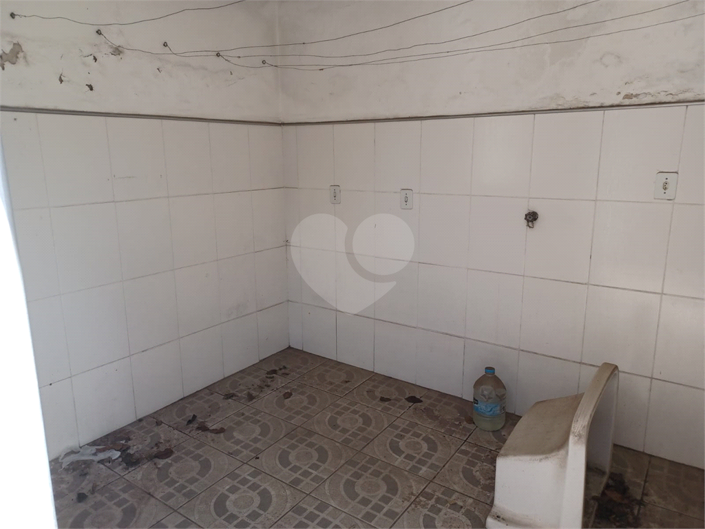 Casa, ótima localização, 02 dormitórios , 2 banheiros, quintal, lavanderia e vaga de garagem