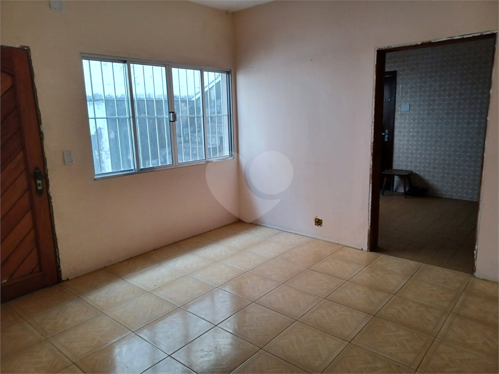 Casa, ótima localização, 02 dormitórios , 2 banheiros, quintal, lavanderia e vaga de garagem
