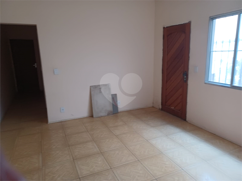 Casa, ótima localização, 02 dormitórios , 2 banheiros, quintal, lavanderia e vaga de garagem