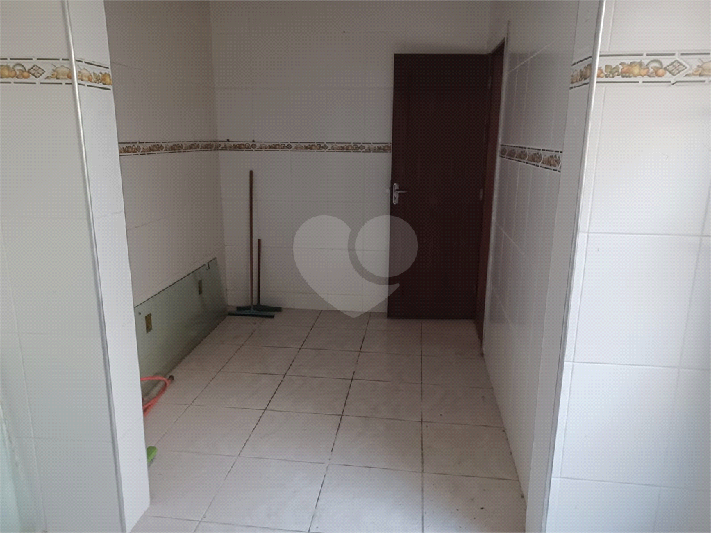 Casa, ótima localização, 02 dormitórios , 2 banheiros, quintal, lavanderia e vaga de garagem