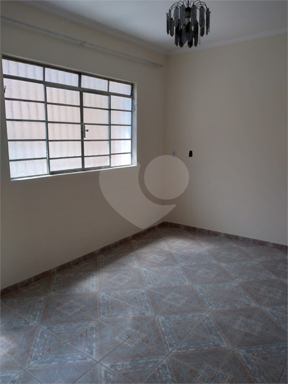 Casa térrea na Região de Campo Limpo, em avenida movimentada - 3 dormitórios 