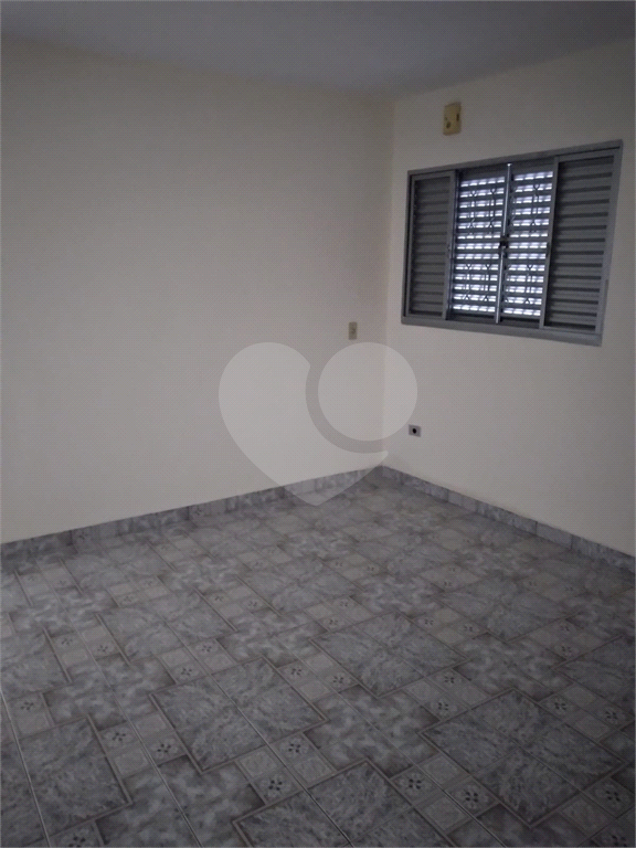Casa térrea na Região de Campo Limpo, em avenida movimentada - 3 dormitórios 