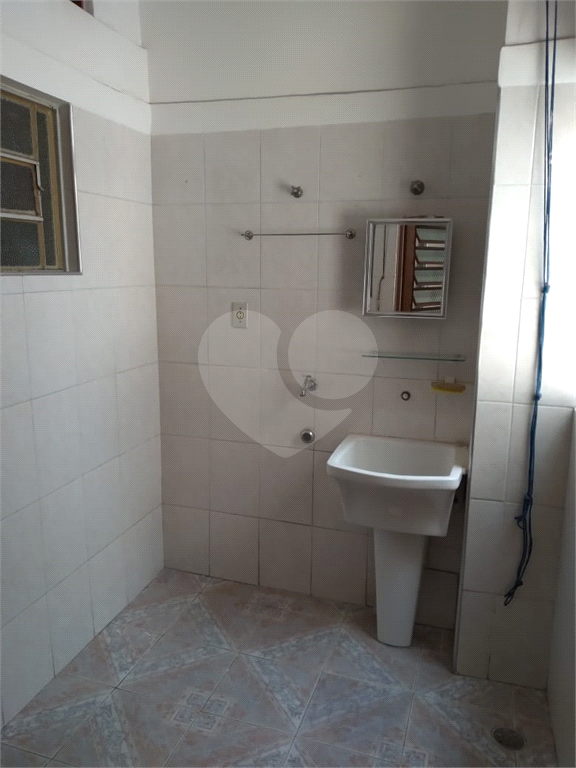 Casa térrea na Região de Campo Limpo, em avenida movimentada - 3 dormitórios 