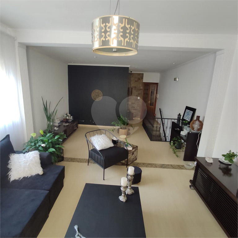 Sobrado de 4 quartos, piscina e 2 vagas Na Vila Maria.