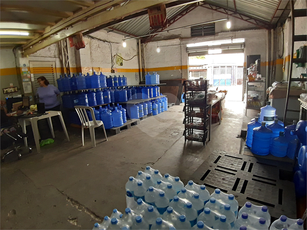 Sobrado Comercial a venda com 163 m2 com 4 dormitorios, 2 vagas e galpão. Estuda Permuta