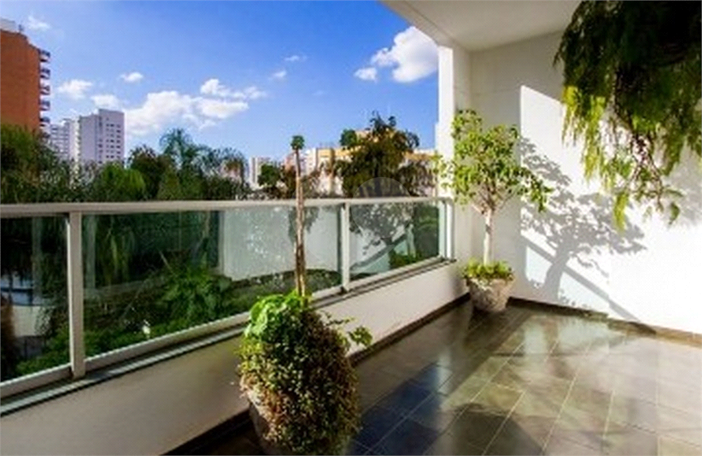 APARTAMENTO em CAMPO BELO