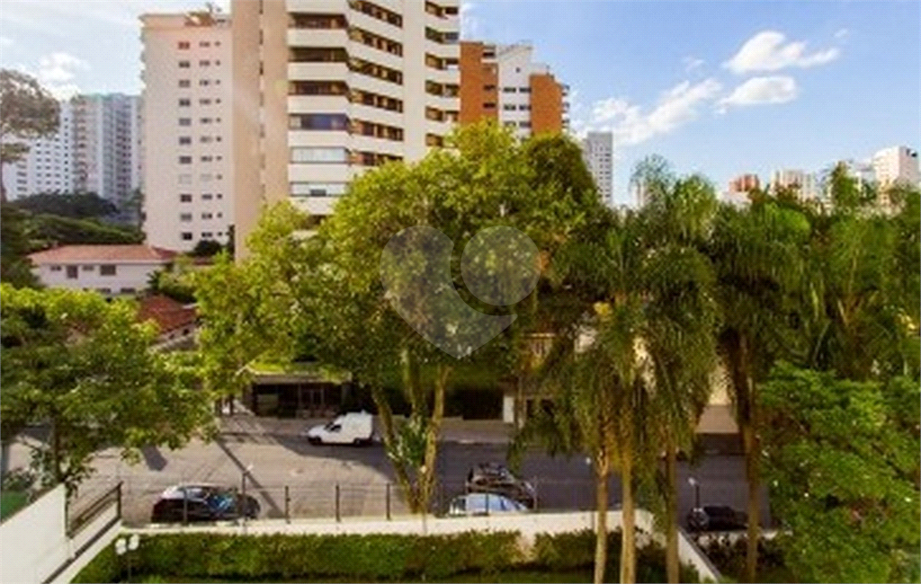 APARTAMENTO em CAMPO BELO