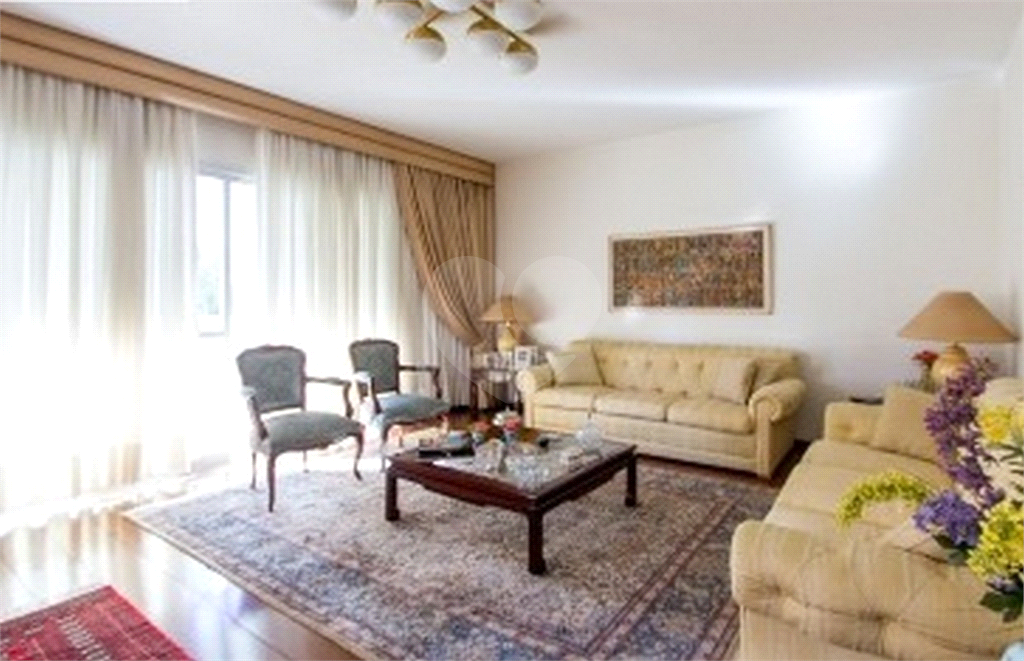 APARTAMENTO em CAMPO BELO