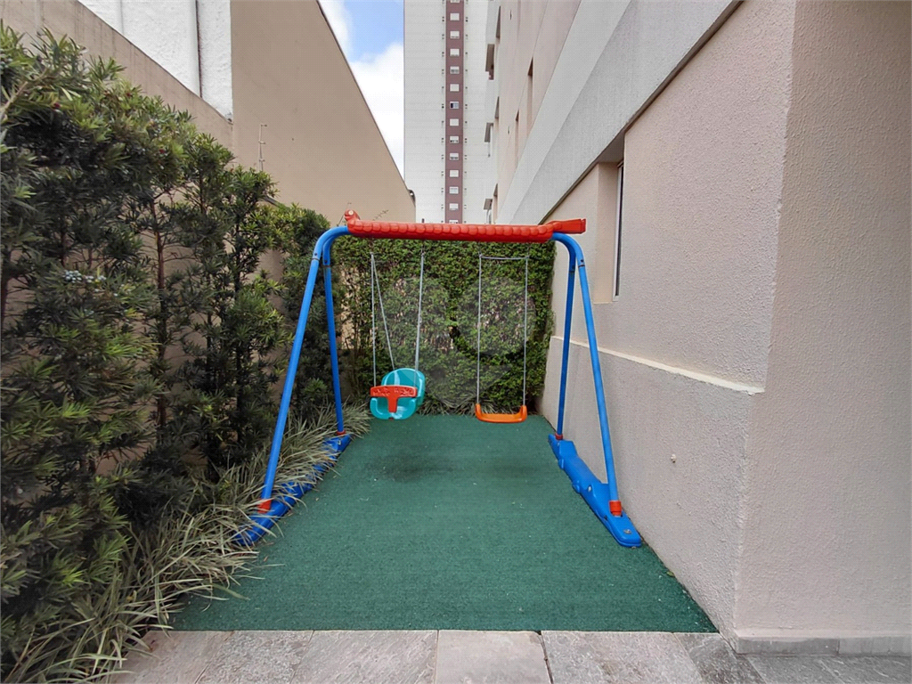 Imóvel de 96m² com ampla sala de estar com varanda 3 quartos, piscina churrasqueira playground 2 vagas de garagem Vl. Romana